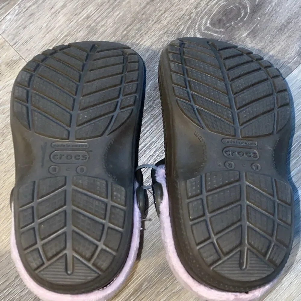Brown crocs with pink fur lining Girls size 8/9 C